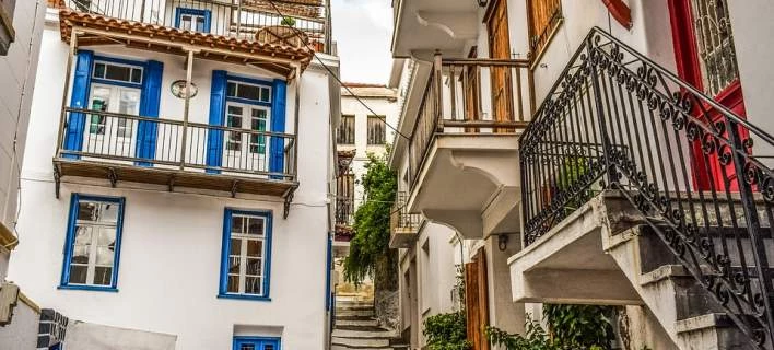 AAΔΕ: Βήμα βήμα πώς θα δηλώσετε τη μίσθωση Airbnb στην Εφορία (βίντεο)
